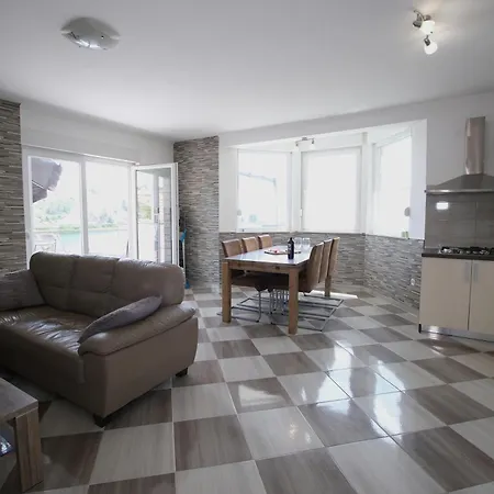Roso Apartment *